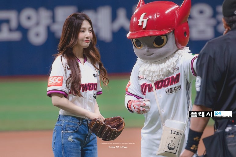 250610-Joy-at-KIWOOM_HEROES-First-Pitch-2.jpg