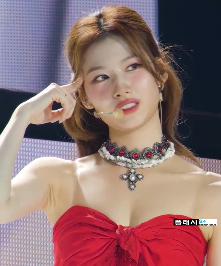 요망한 빨간 리본 튜브탑 트와이스 사나