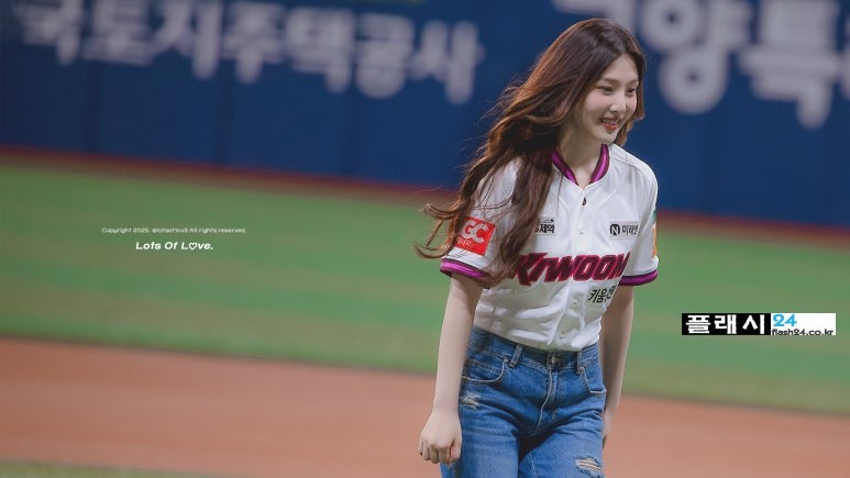 250610-Joy-at-KIWOOM_HEROES-First-Pitch-3.jpg