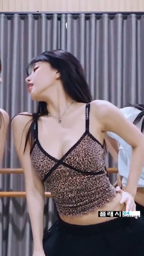 과감하게 끈 당기는 호피 키스오브라이프 나띠