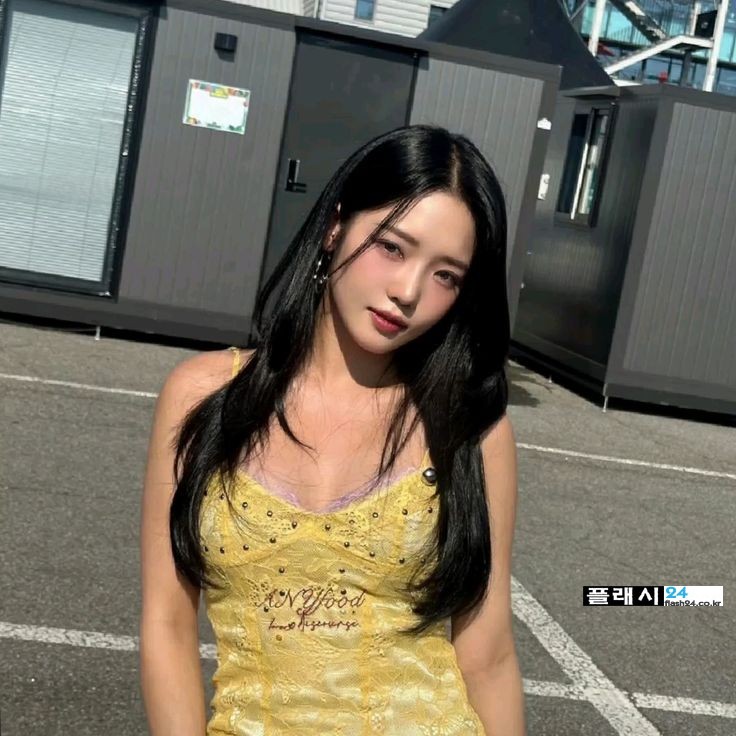 무대위 프로미스나인 노지선 노란 슬림웨어