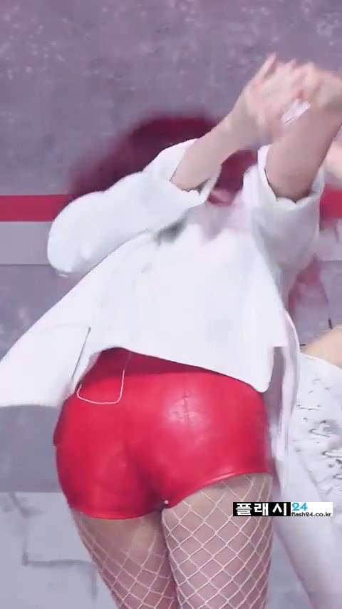 빨간 가죽핫팬츠 그물 스타킹 ITZY 류진