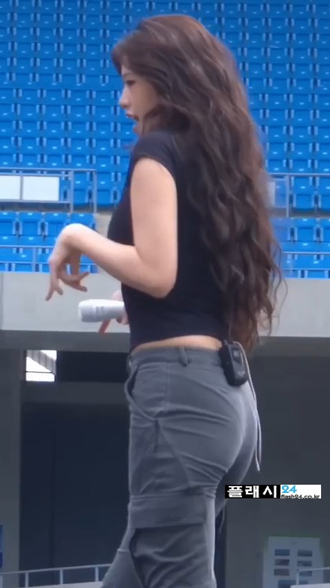 아이브 안유진 회색 카고바지 속옷 자국