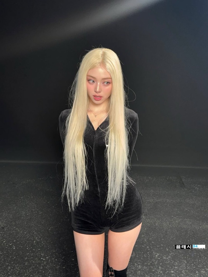 있찌 유나 벨벳 점프슈트