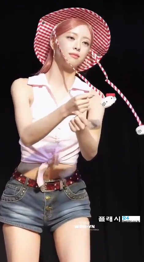 팬사인회  ITZY 유나 청핫팬츠 골반
