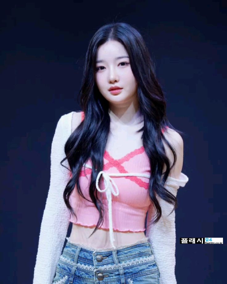 핏이 타이트한 트리플에스 김유연