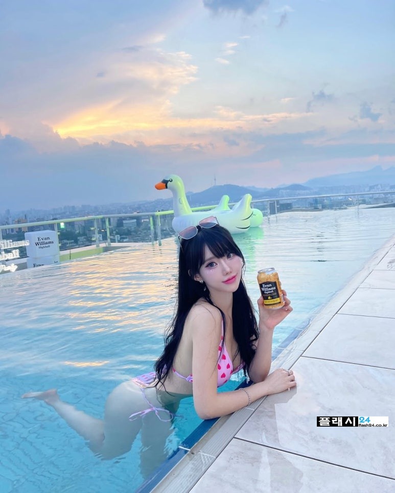 레이싱 모델 도블리 도유리 수영복 굴곡