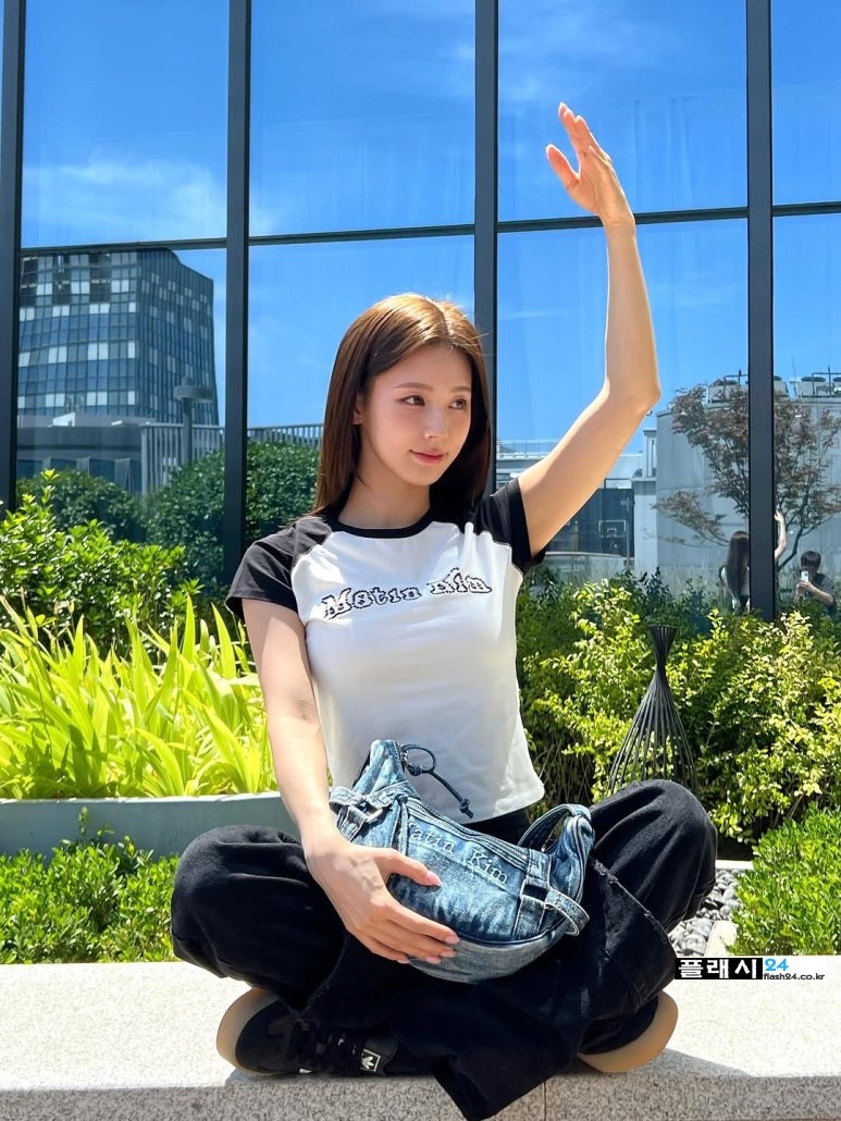 여대생느낌 아이들 미연 티셔츠만 입어도