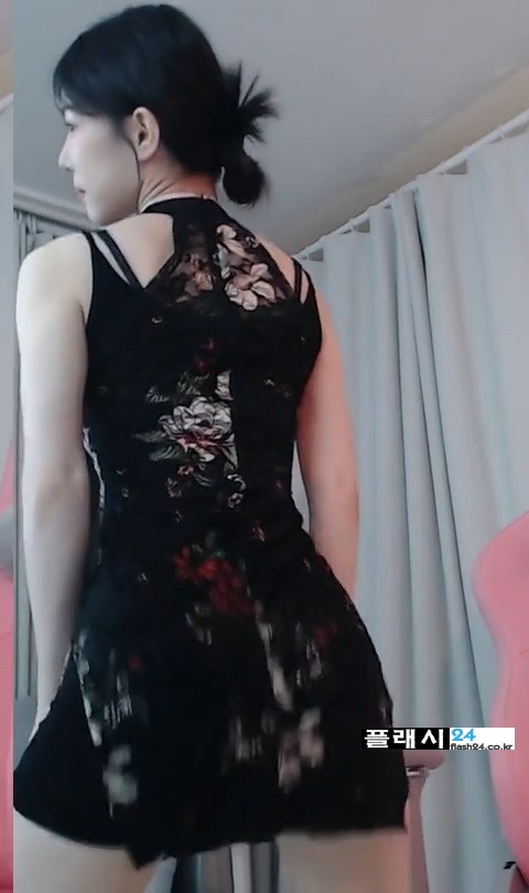 검정 꽃무늬 치파오 입은 기래민