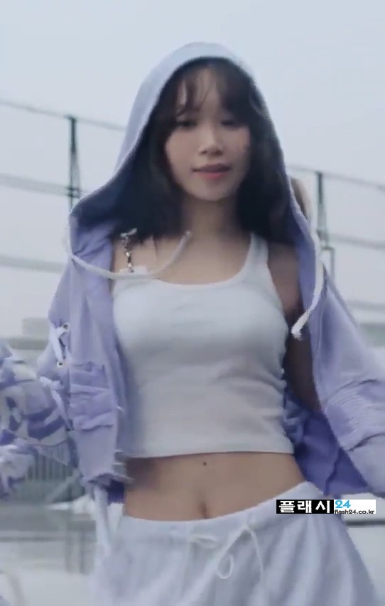 르세라핌 김채원 봉긋한 나시티