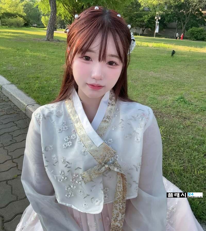 한복 입고 경복궁 놀러온 갓경 누나 반전 매력