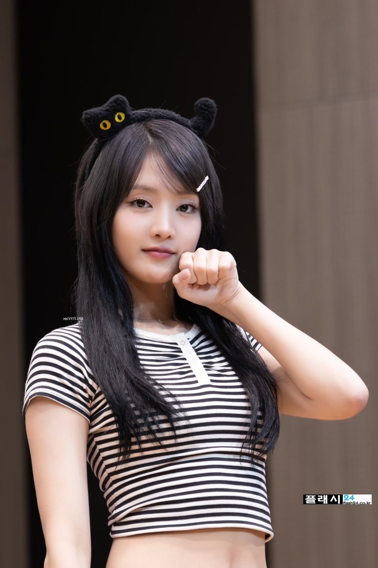 아이들 민니 타이트한 줄무늬 티셔츠