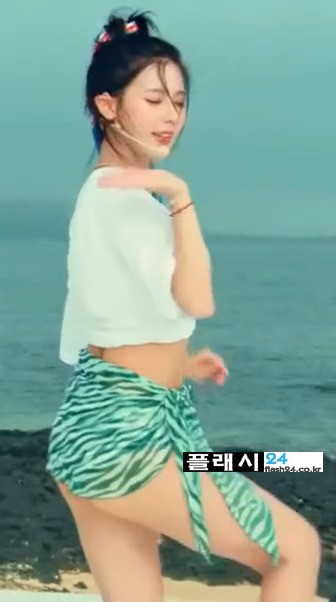 수영복입고 흔드는 아이들 미연