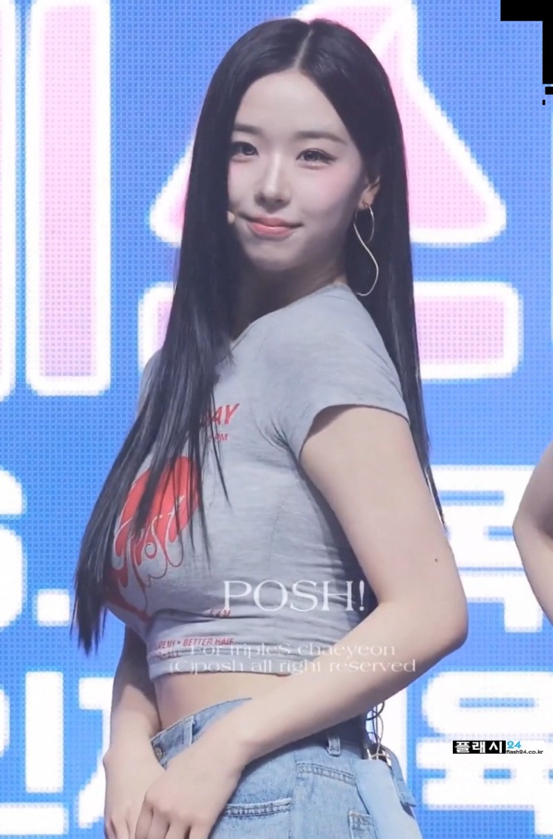 트리플에스 김채연 회색티 볼륨