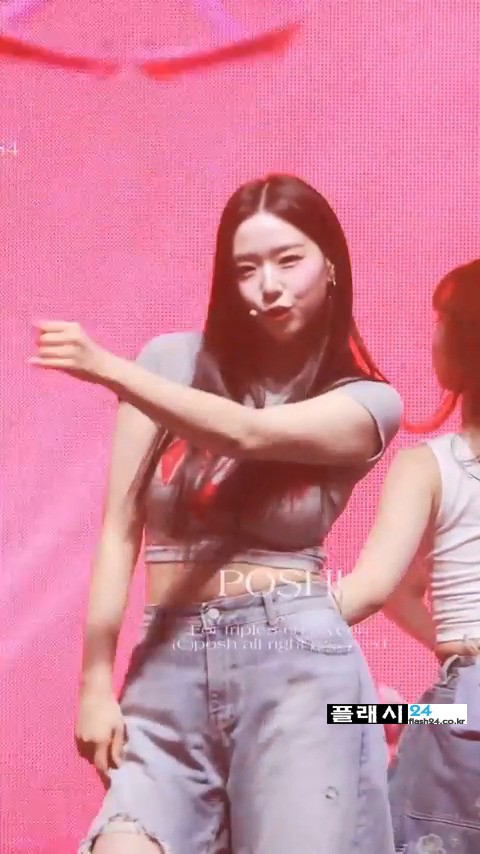 트리플에스 김채연 묵직한 회색 크롭티