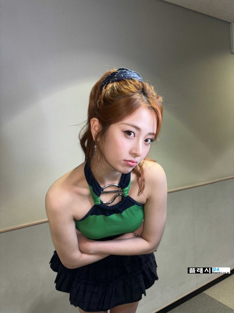 250624-LESSERAFIM-Twitter-Yunjin-2.jpg