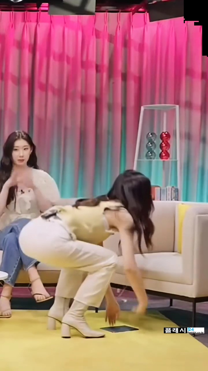 쪼그려 앉아 물건 줍는 ITZY 유나