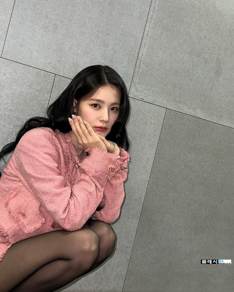 정장 입고 쪼그려앉은 아이들 미연 검스 허벅지 각