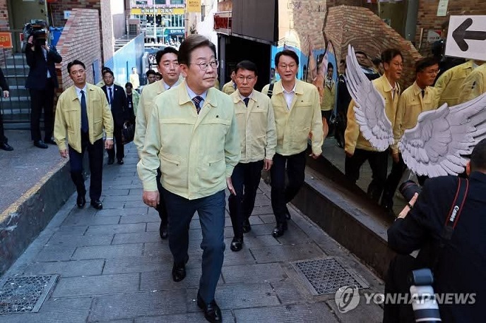 이태원 참사 현장 방문하여 희생자 추모하는 이대통령