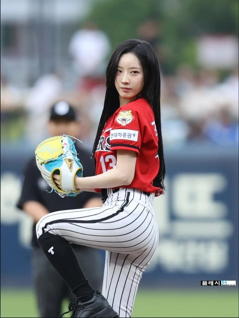 시구하는 아르테미스 하슬  유니폼 힙라인
