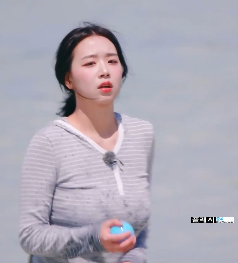 배지전쟁3 트리플에스 김채연 티셔츠만 입어도