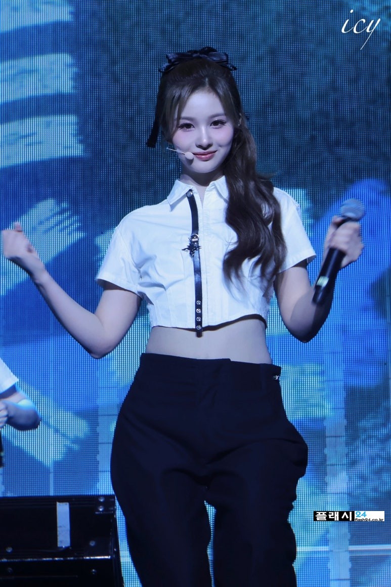 250606-Sullyoon-at-FanCon-in-Melbourne-2.jpg