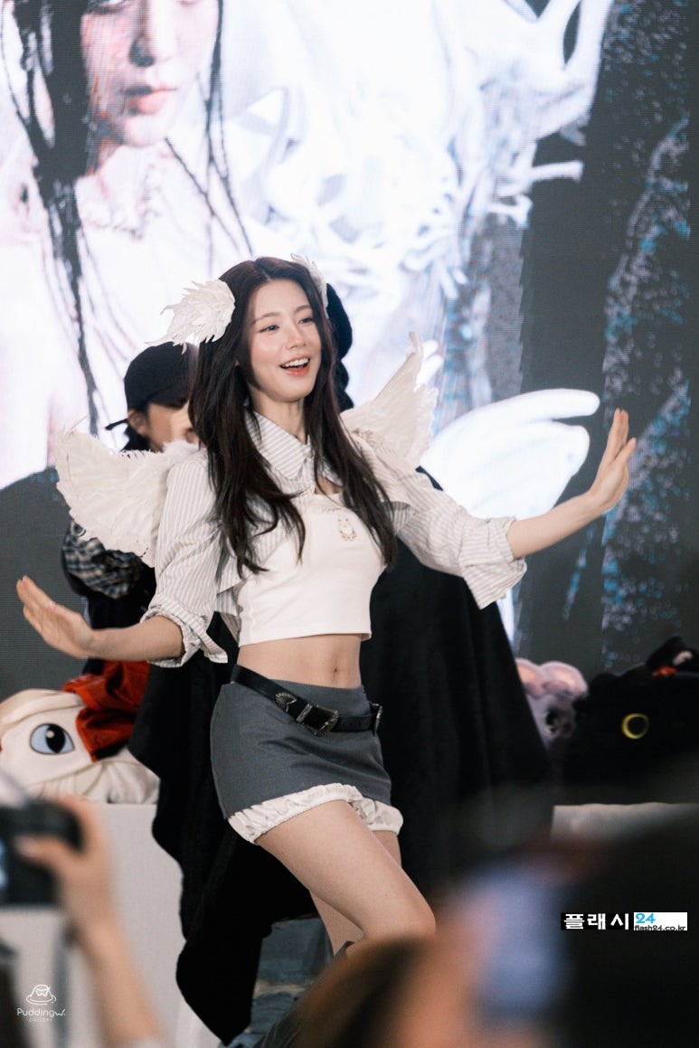 250610-Miyeon-at-BangKok-Fansign-13.jpg